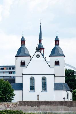 Westfassade von Alt St. Heribert