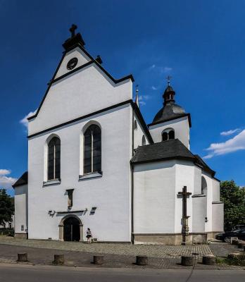 seitlicher Blick zur Westfassade von Alt St.Heribert