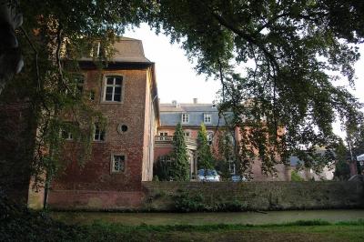 Blick in den Inneren Winkel des Schlosses Gymnich und zum Eingang