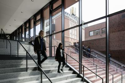 Berufskolleg Dortmunder U-Viertel, Treppenanlage im Innen- und Außenraum