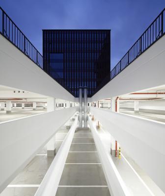 Berufskolleg Dortmunder U-Viertel, Parkhaus, Punkthaus im Hintergrund