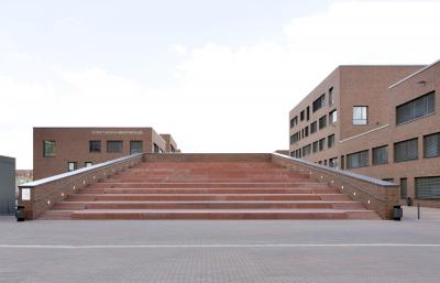 Berufskolleg Dortmunder U-Viertel, rückseitige Freitreppe