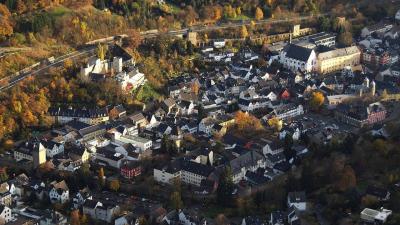 Burg Münstereifel in Hanglage über Bad Münstereifel