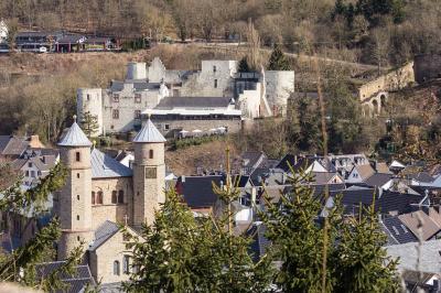 Kirche St. Chrysanthus und Daria mit Burg Münstereifel im Hintergrund
