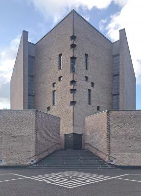 frontaler Blick auf die Friedenkirche der mit Eingangstür