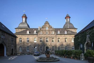 Schloss Hugenpoet, Herrenhaus Eingangsfassade mit Innenhof