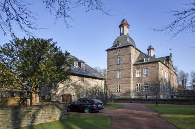 Schloss Hugenpoet, Herrenhaus vom Park aus gesehen
