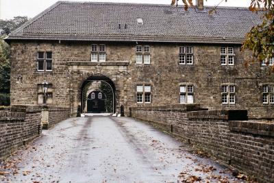 Schloss Hugenpoet, Zugang durch die Innere Vorburg