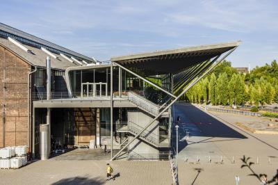 seitlicher Blick auf das Vordach der Jahrhunderthalle