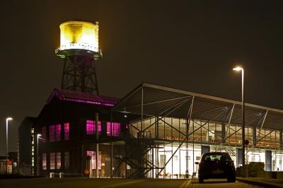 Foyer der Jahrhunderthalle Bochum mit Wasserturm bei Nacht