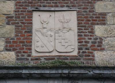 Allianzwappen Eynatten-Asbeck am Portal der äußeren Vorburg von Schloss Trips in Geilenkirchen