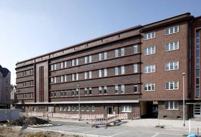 seitlicher Blick entlang der Fassade