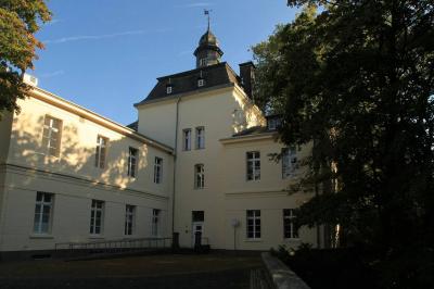 Blick auf den mittelalterlichen Turm und den erweiterten Flügel