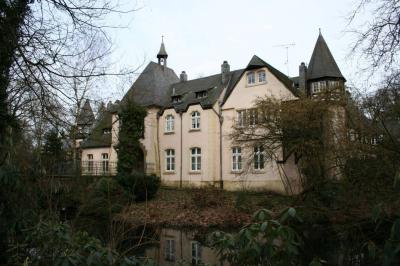 Wirtschaftsgebäude von außen mit Wassergraben