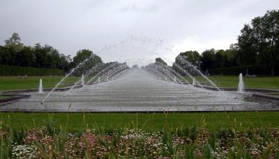 frontaler Blick über das Wasserbecken 