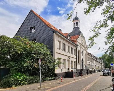 Außenansicht der Stadtkirche Kaiserswerth mit Nachbarbebauung