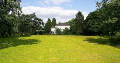 Lantzscher Park, Rasenfläche hinter dem Herrenhaus