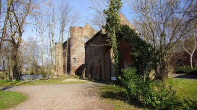 Burg mit vorgelagertem Torbogen