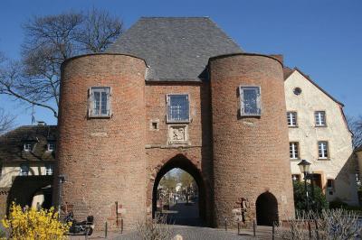 Aachener Tor Feldseite mit Dreivierteltürmen