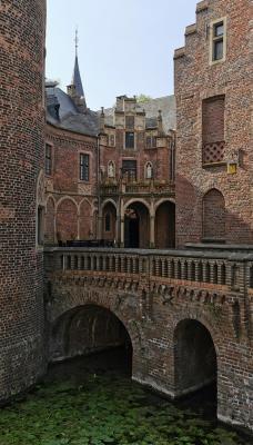 Blick vom Burghof zum Herrenhaus