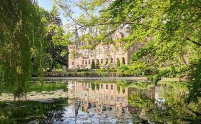 Blick vn Osten über den Wassergraben zum Schloss Paffendorf