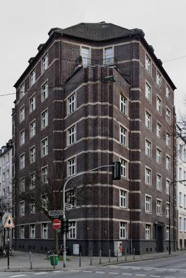 Ansicht des Wohnhauses von der Straßenecke 