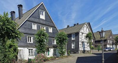 Hauptstraße mit Haus Clarenbach (ehem. Bürgermeisterei)