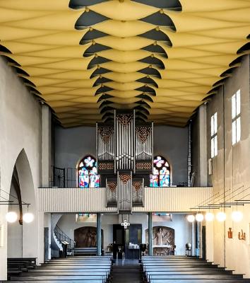 Blick in den Innenraum Richtung Orgelempore