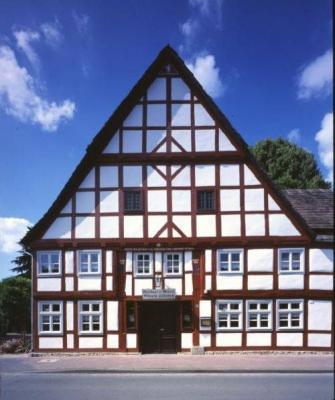 „Zur Meierei" - an der Straße „Am Thy" im Nordwesten des Stadtkerns gelegenes imposantes Fachwerkwohn- und Gasthaus