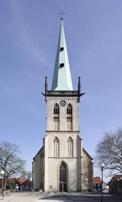Stadtkirche Unna von Westen mit neugotischem Turmhelm