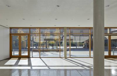 Erich Kästner-Schule, Innenansicht mit Blick in den Außenbereich