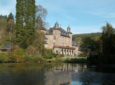 Schloss Gimborn, Blick über den Teich auf die Hoffassade