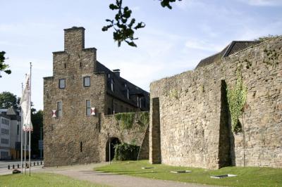 Schloss Broich, Eingangstor und Ringmauer von Osten