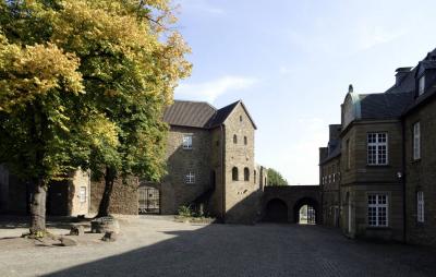 Schloss Broich, Innenhof mit Westbau 