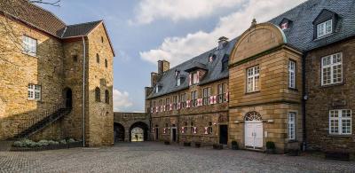 Eingangsportal und Palas vom Innenhof aus