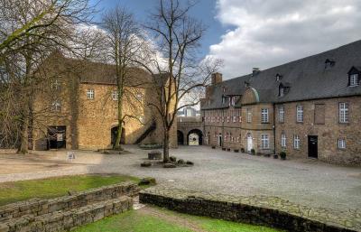 Innenhof des Schloss Broich. Links: Hochschloss, Rechts: Westflügel