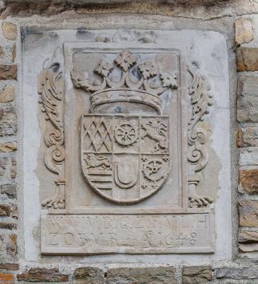Wappen v. Wilhelm Wirich (Vorläufer des Mülheimer Stadtwappens) über dem Eingang des Hochschloss