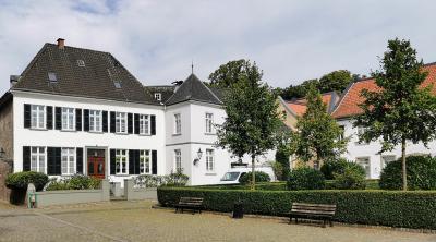 Gebäude am Suitbertus-Stiftsplatz