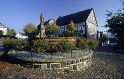 Petrusbrunnen in der Mitte des Marktplatzes von Hallenberg