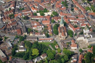 St. Remigius, Luftbild mit umgebender Stadt, vor dem Umbau