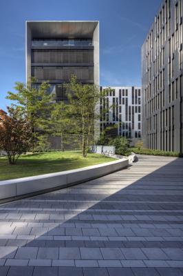 Clara und Robert, geschlitzte Natur-Aluminium-Fassade