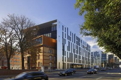 Clara und Robert, geschlitzte Natur-Aluminium-Fassade und Saarhaus