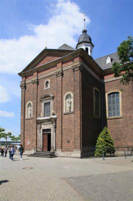 Josephkapelle, Eingangsfassade am Emilie-Schneider-Platz