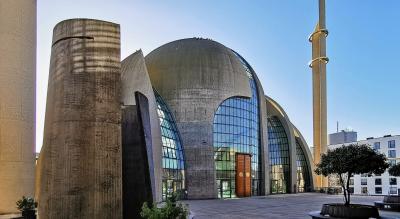 Ansicht oberer Platz zwischen Moschee und Gebäuderiegel