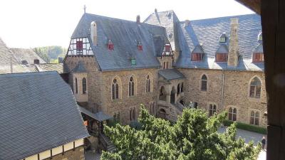 Schloss Burg, Palas mit Kapellenflügel vom Bergfried aus gesehen