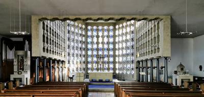 Kircheninnenraum mit Blick Richtung Altar