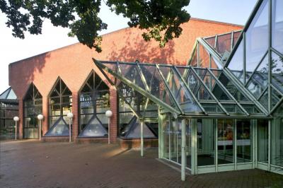 Eingang Stadthalle und Bibliothek