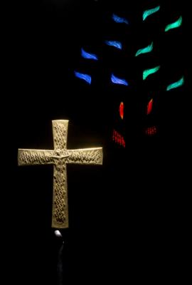 Kreuz über dem Altar