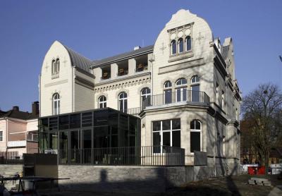 Villa mit Blick auf den modernem Eingangsbereich