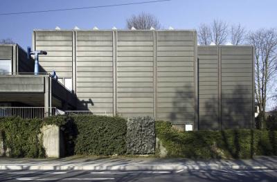 Fassade aus gerasterten Tombak-Blechen